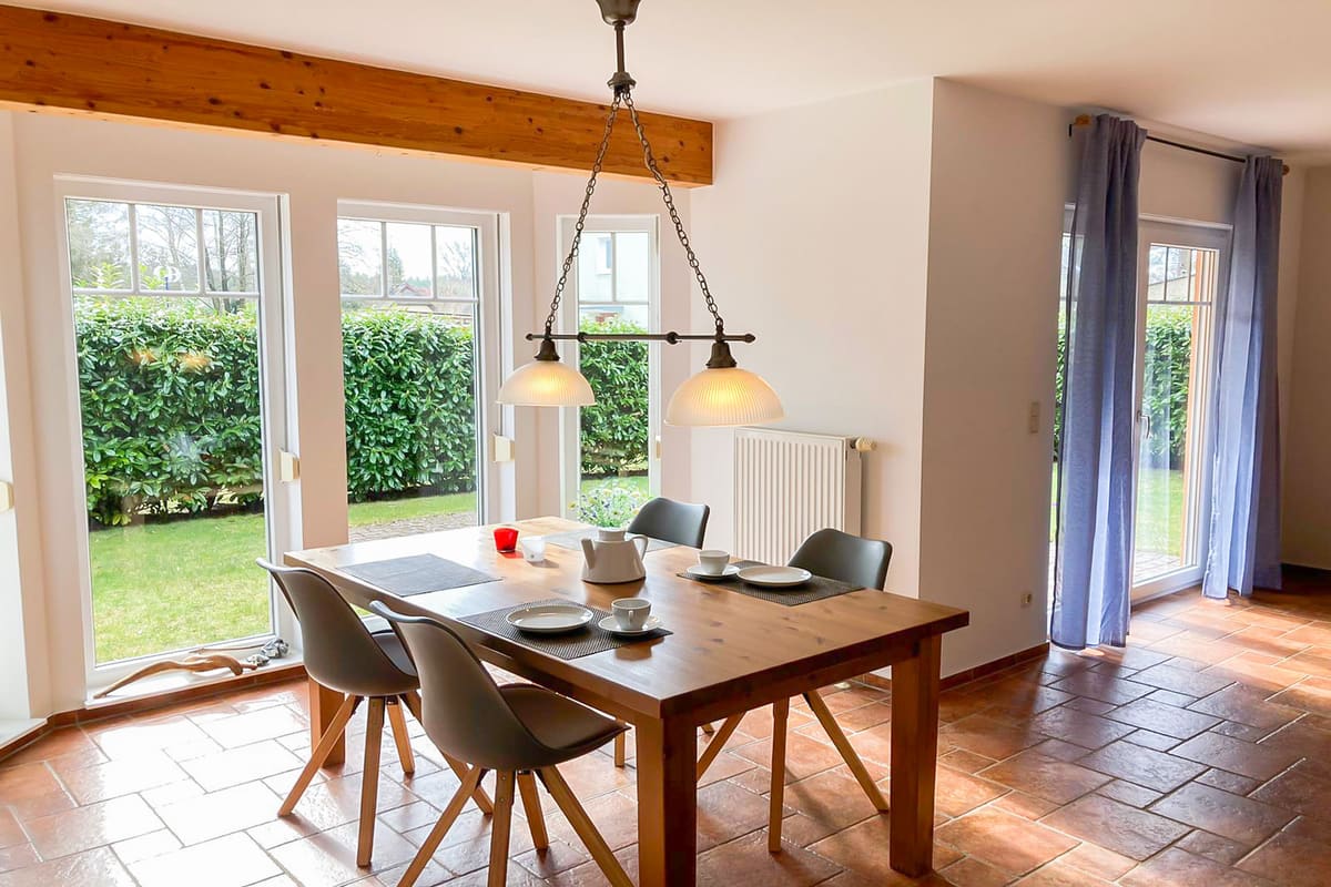 Essbereich mit Holztisch und Stühlen