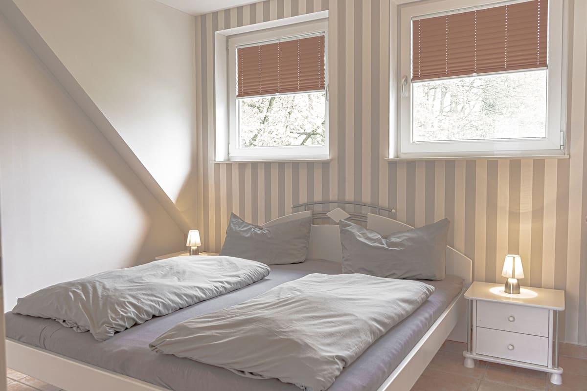 Schlafzimmer mit Doppelbett und Kleiderschrank